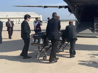 México envía a Texas avión para repatriar cuerpos de migrantes muertos en tráiler