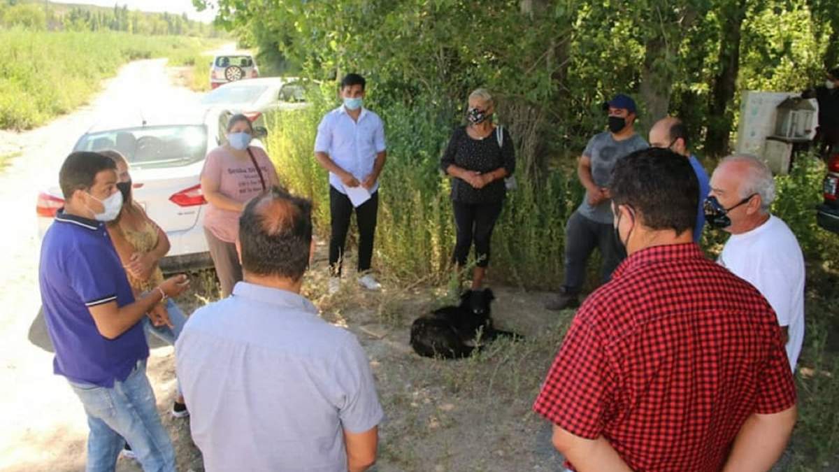 El intendente reunido con los vecinos del sector. Fuente: (Twitter)