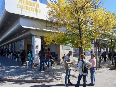 Largas filas, amontonamiento y confusiones: así fue el primer día de la cuarentena administrada