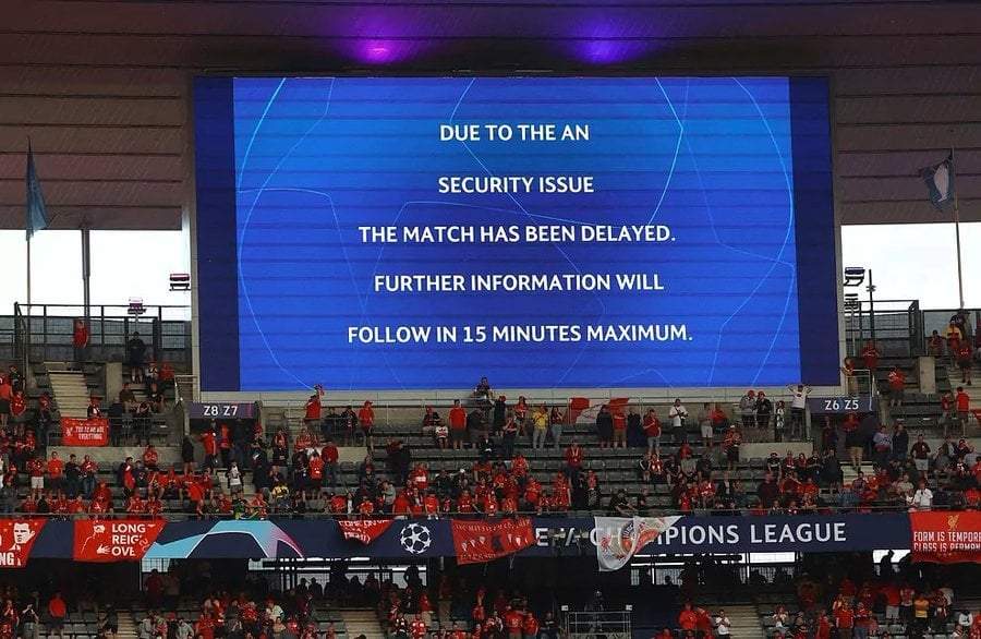 Por medio de las pantallas del estadio la UEFA explicó el retraso
