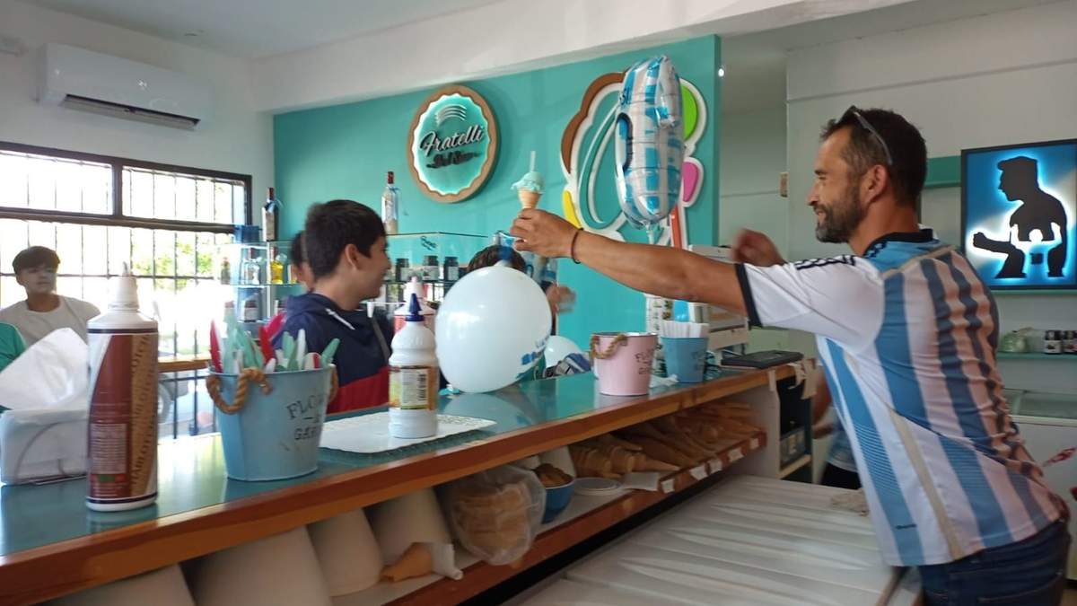 Helados gratis para los vecinos de Las Lajas. Fuente: (Zapala Noticias)