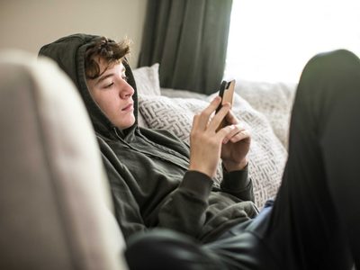 Europa debate regular el uso de redes sociales entre adolescentes