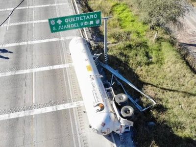 Caos en la carretera México-Querétaro por la volcadura de una pipa (Video)