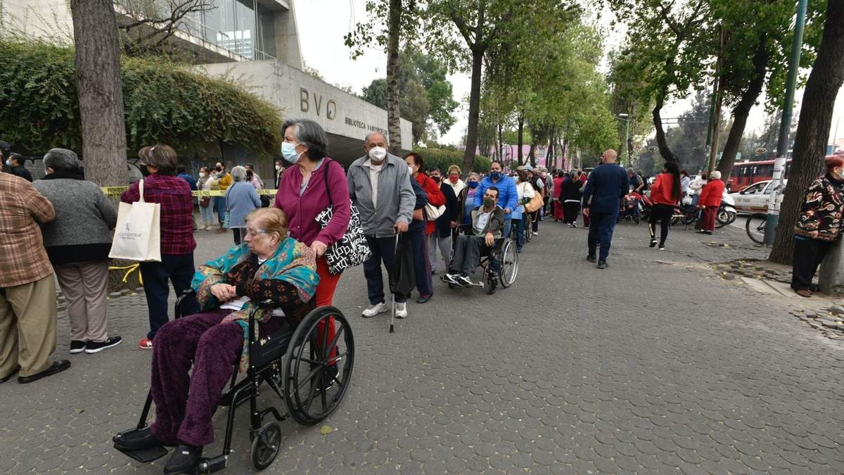 Fila en la Biblioteca Vasconcelos para recibir dosis de refuerzo