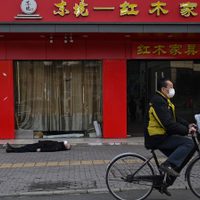 El rostro de la muerte en Wuhan: la foto viral que resume el temor al coronavirus en el mundo