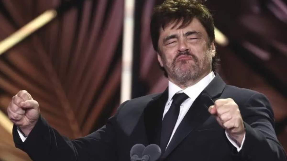 El actor Benicio del Toro reacciona al recibir el premio Platino de Honor durante los Premios Platino de cine iberoamericano en Madrid, España