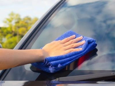 Con ingredientes que tenés en casa, el truco infalible para dejar los vidrios de tu auto relucientes y como nuevos