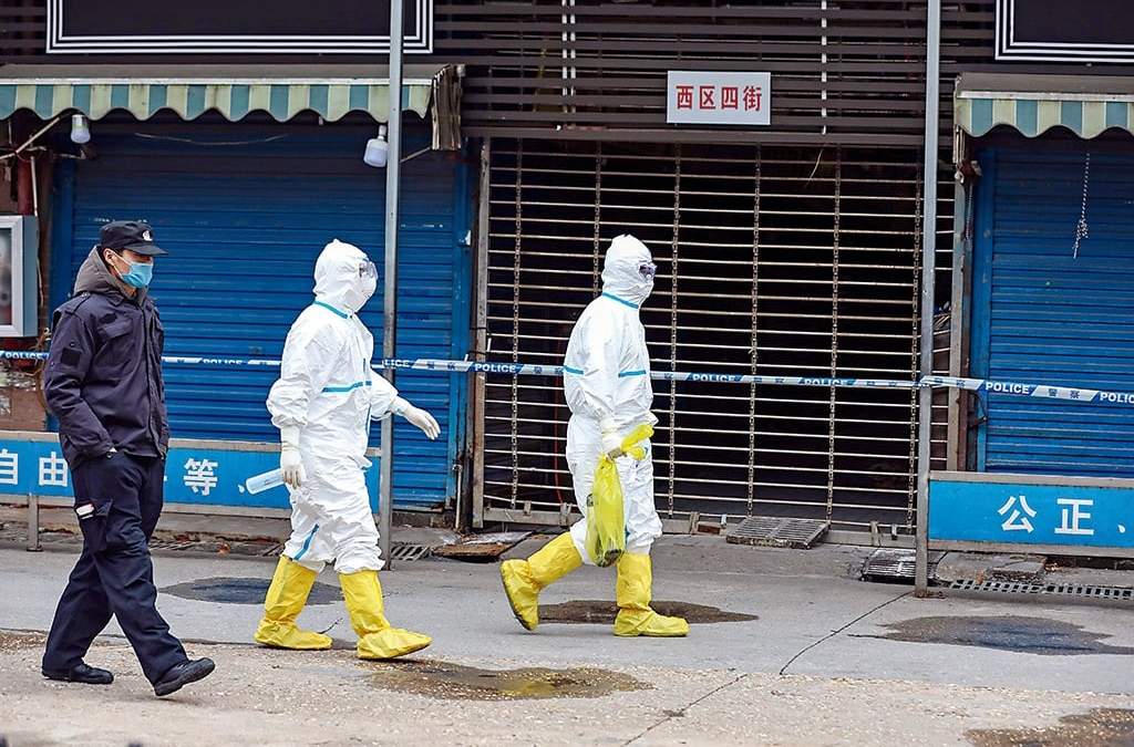 Un mercado de Wuhan, entre las teorías del origen del SARS-CoV-2
