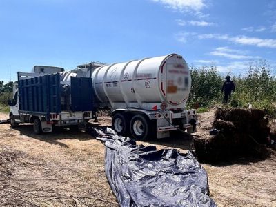 Detienen a dos huachicoleros cuando extraían combustible de un ducto de Pemex