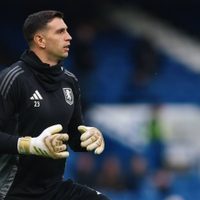 ¿Señal de salida? La razón por la que Dibu Martínez no estuvo en el debut de Aston Villa