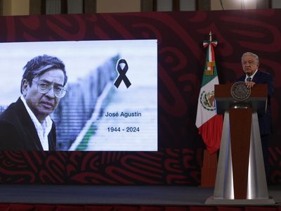 AMLO lamenta muerte de José Agustín: "me quedo con la Tragicomedia Mexicana"