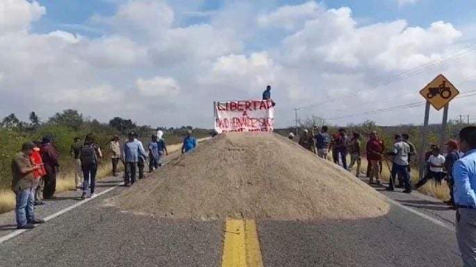Pobladores e Puente Madera bloquean la carretera transístmica en 2024 y piden la libertad del agente municipal David Hernández Salazar