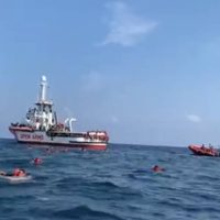 Más de 70 migrantes rescatados por el Open Arms saltan por la borda frente a Palermo