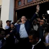 Guatemaltecos eligen presidente entre dos candidatos de izquierda y derecha