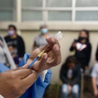 Niño se forma a las 3 de la mañana para recibir vacuna contra covid-19 en Tamaulipas