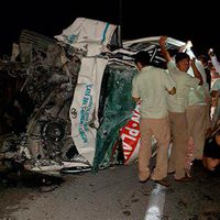 Vuelca camioneta con turistas en Cancún; hay al menos 16 lesionados