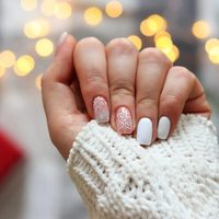 La elegancia del Nail Art está en los detalles: 5 ideas de uñas cuadradas que suman frescura y brillo a tu manicura