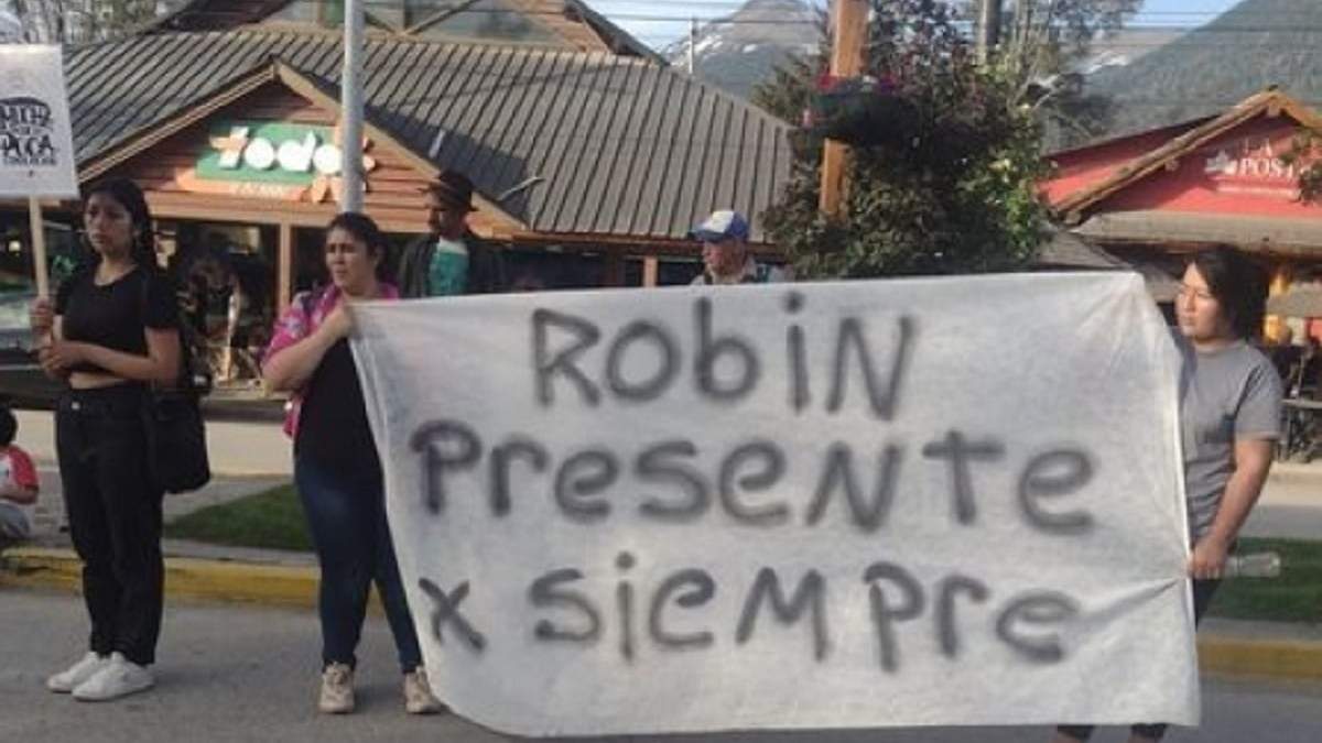 Familiares de Gatica marcharon por las calles de Villa La Angostura. Fuente: (Diario Andino)