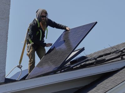 Trump impondrá aranceles de tres mil 521% a paneles solares asiáticos