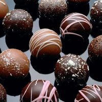 Bombones helados de frutilla y chocolote: para hacer en cubetera y con 3 ingredientes