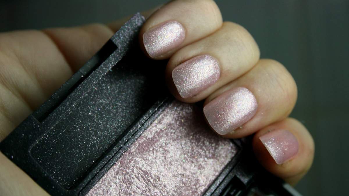 Diseño de Nail Art con sombras de ojos. Fuente: (X)