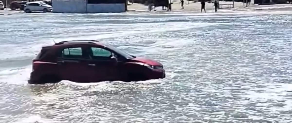 Auto atrapada por la marea en Las Grutas. Fuente: (Informativo Hoy)