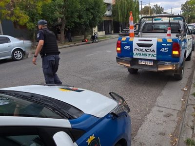 Centenario: violento choque en calle Ingeniero Ballester dejó a un motociclista herido