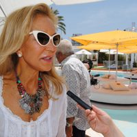 "Paseos mañaneros": Carmen Lomana disfruta del "intenso calor" y es "Simpsonizada"