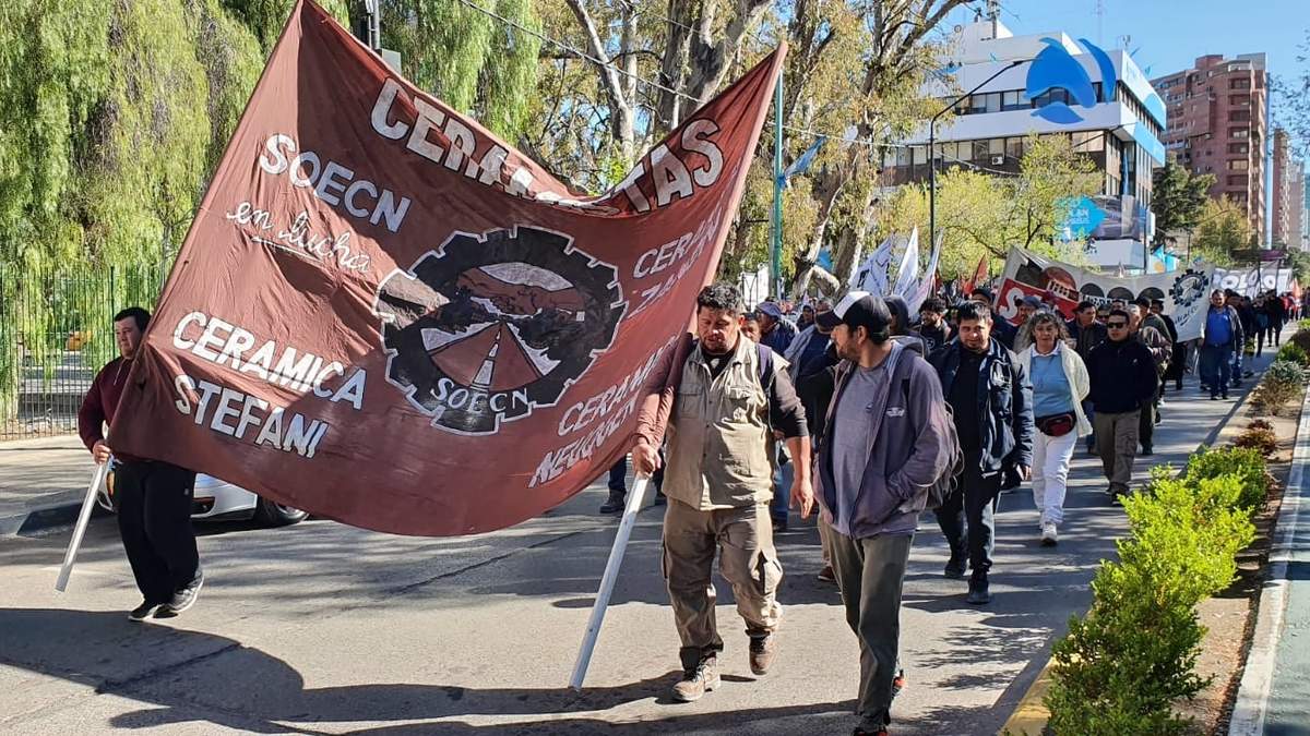 Los ceramistas se movilizaron por el centro de Neuquén. Fuente: (Javier Manzano)