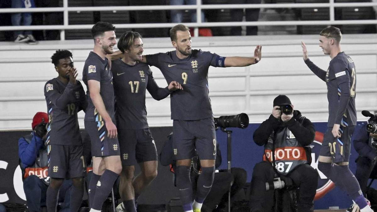 El volante inglés Jack Grealish (tercero desde la izquierda) celebra tras anotar el primer gol de Inglaterra en la victoria 3-1 ante Finlandia en la Liga de Naciones, el domingo 13 de octubre de 2024