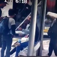 Cuatro ladrones asaltaron a una pareja en Guadalajara; hoy uno está muerto y su casa fue incendiada