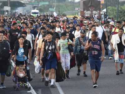 Cientos de migrantes salen del sur de México mientras Trump promete deportaciones si vuelve al poder