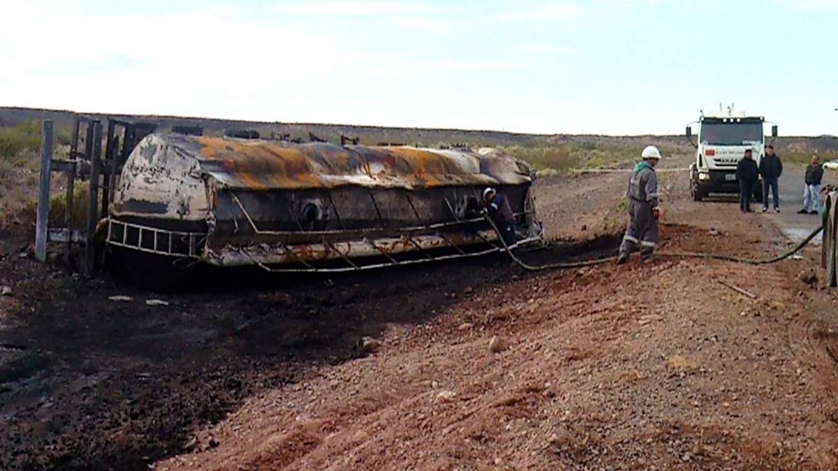 Camión se incedió tras volcar en la ruta 6. Fuente: (FM Rincón de los Sauces)