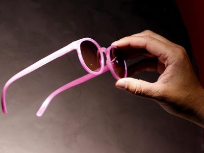 Por un mundo mejor: una marca en Colombia recicla plástico y lo transforma en gafas