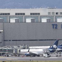 Aeroméxico planea despedir a mil sobrecargos por reajuste laboral