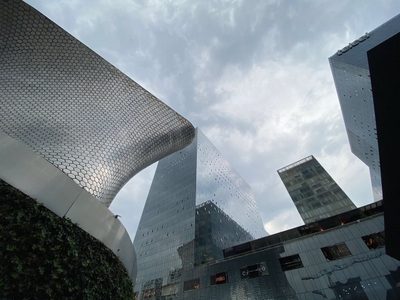 Embajada de EU lanza alerta de seguridad por balacera en la Plaza Carso de Polanco