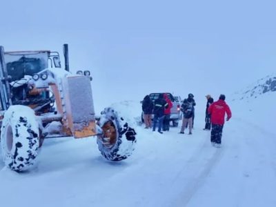Emergencia por nieve en rutas de Neuquén: rescates, cortes preventivos y asistencia a vehículos
