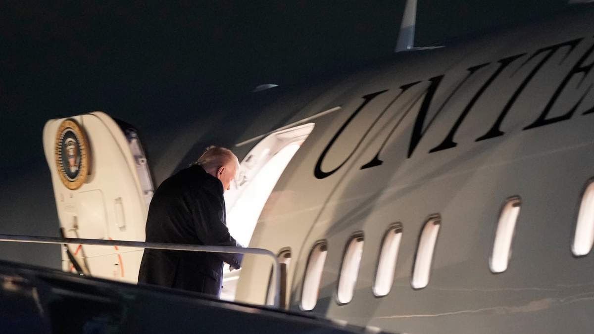 El presidente estadunidense Donald Trump aborda el Air Force One en el Aeropuerto Internacional de Palm Beach