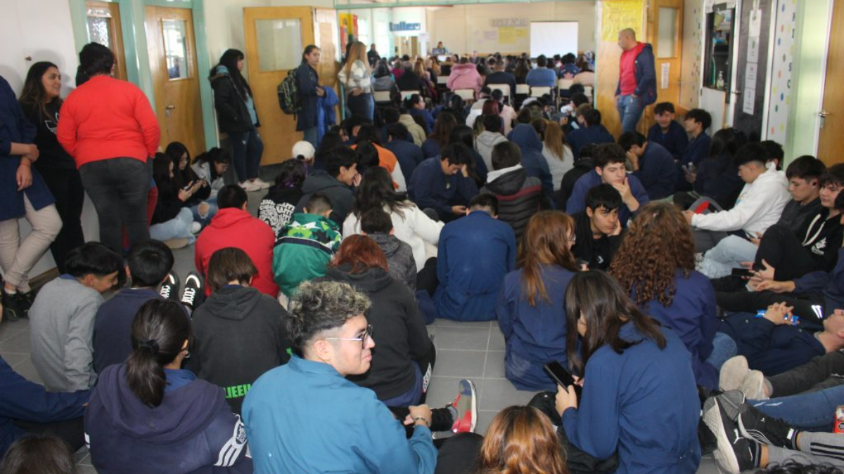 Comunidad educativa de la EPET 15 de Zapala. Fuente: (Zapala al día)