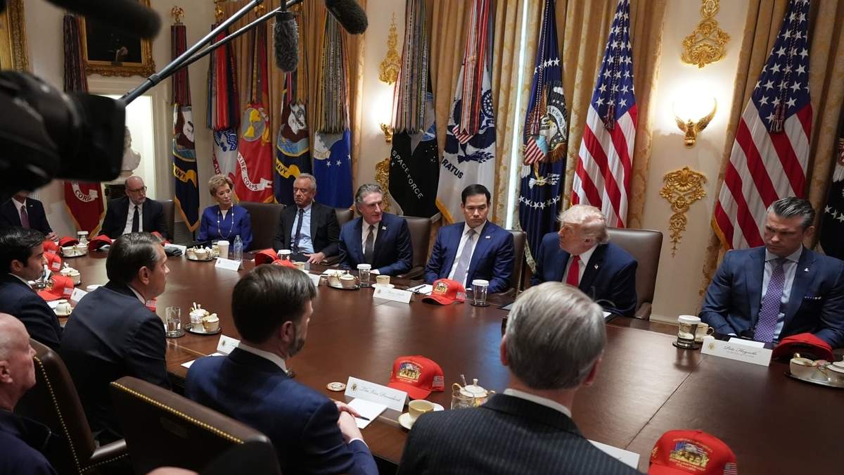 Donald Trump en una reunión con su gabinete