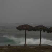 Huracán Rafael toca tierra en Cuba como potente tormenta de categoría 3 tras dejar sin luz a la isla