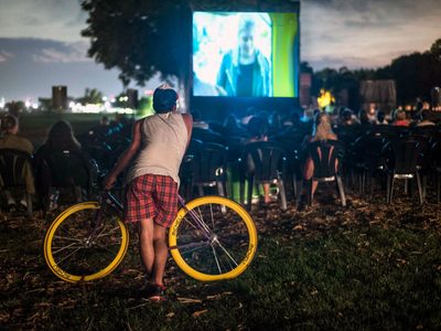 Cine en bicicleta: nueva propuesta para disfrutar al aire libre