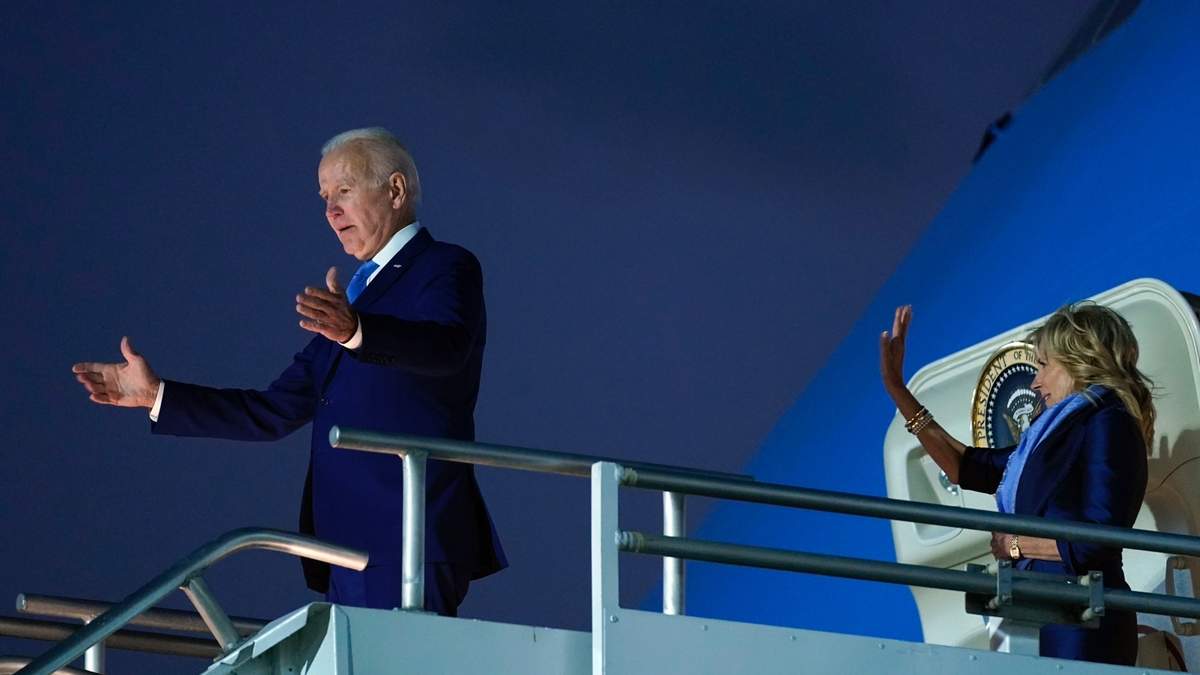 Joe Biden y su esposa, Jill, regresan a EU