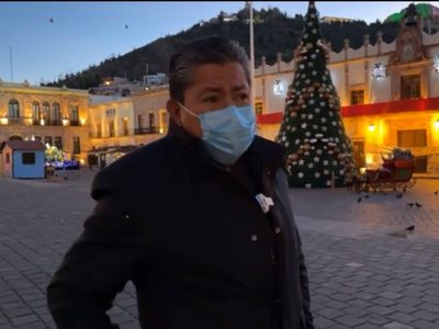 Dejan una camioneta con cadáveres al pie de árbol navideño frente a Palacio de Gobierno de Zacatecas