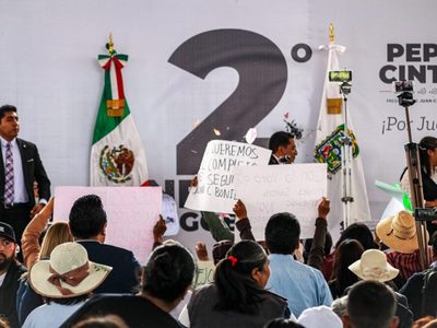 Abuchean, arrojan flores y corren al alcalde de Juan C. Bonilla en su informe (Video)