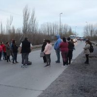 Vecinos de Centenario cortaron el tránsito en el puente hacia Cinco Saltos