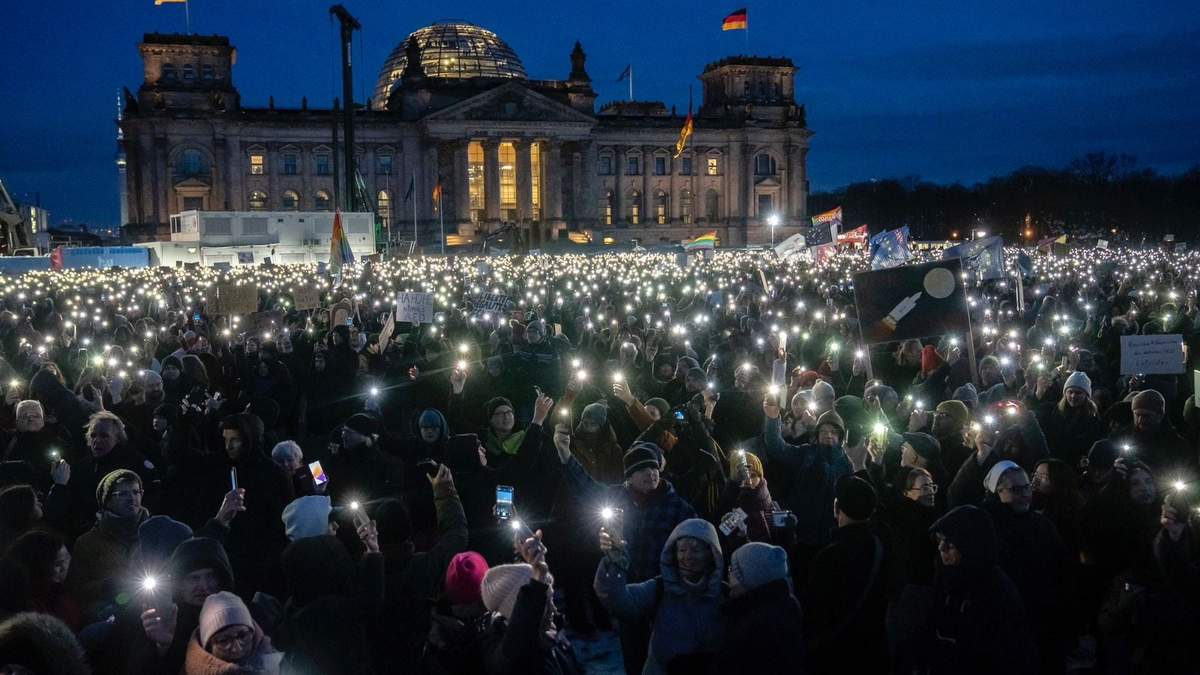 Protestas contra AfD y la derecha frente al edificio del Reichstag, Berlín