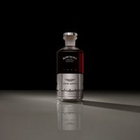Lanzan un whisky en alianza con la marca de autos que usó James Bond