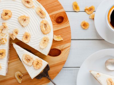 Cheesecake de banana y maní versión fit y sin horno: vas a amar esta receta para comer sin culpa