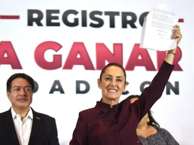 Sheinbaum formaliza registro, se declara "presta pa'la encuesta" y acepta financiamiento de Morena